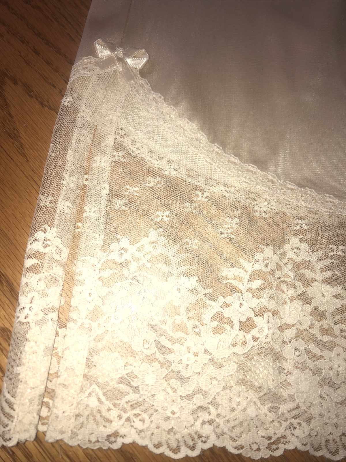 Vintage Beige 1/2 Slip Very Wide 5″ Lace at Bottom Slit M/L