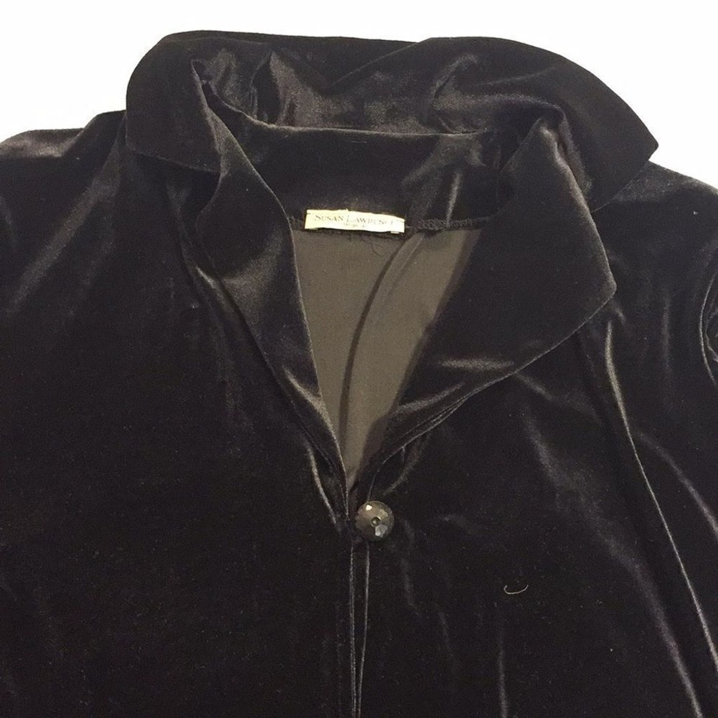 VINTAGE BLACK Velvet Robe Large, Susan Lawrence, Pit to Pit 23”Preworn