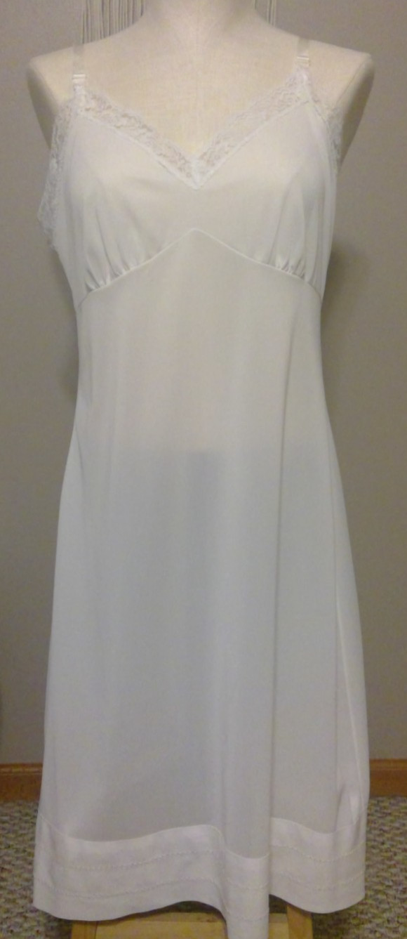 Vintage ladies full slip 100% nylon, „snip to desired length” size 38