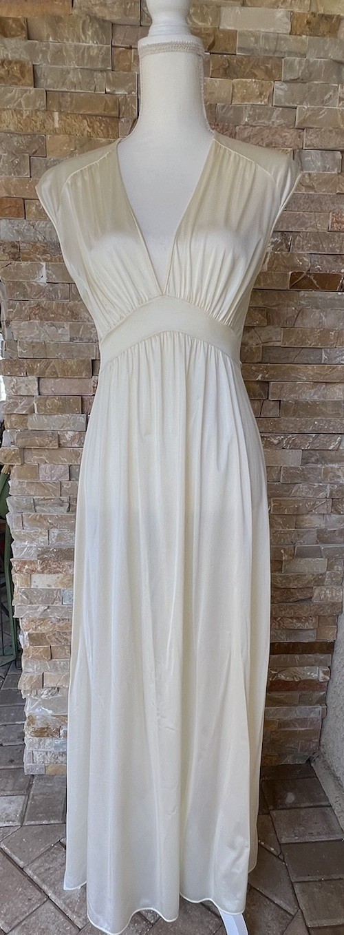 VTG Vanity fair chemise Size 34 Empire Waist Deep V-Neckline In Ivory, wedding