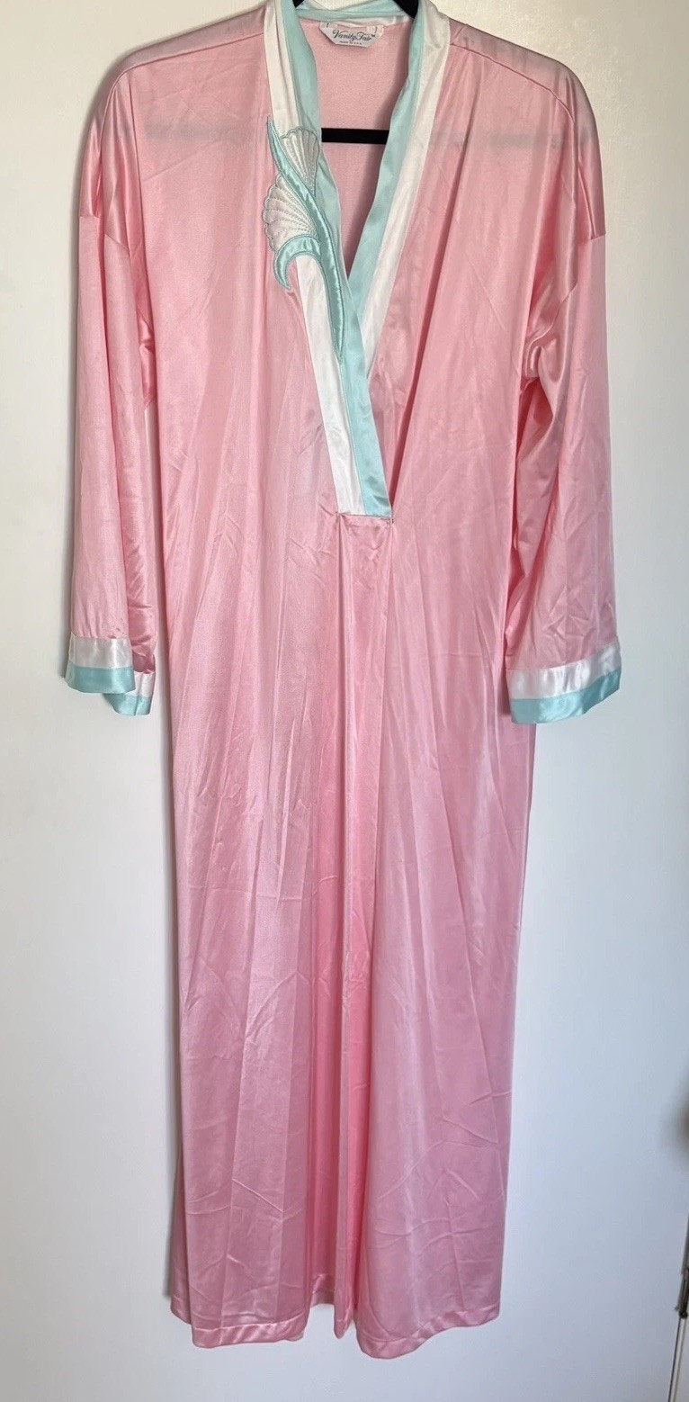 Vanity Fair Robe M Cottage Core Romantic Feminine VTG 70s