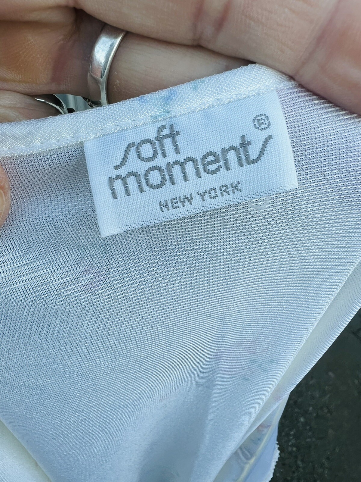 SOFT MOMENTS New York medium robe vintage LONG WHITE NYLON TIES AT NECK LACE
