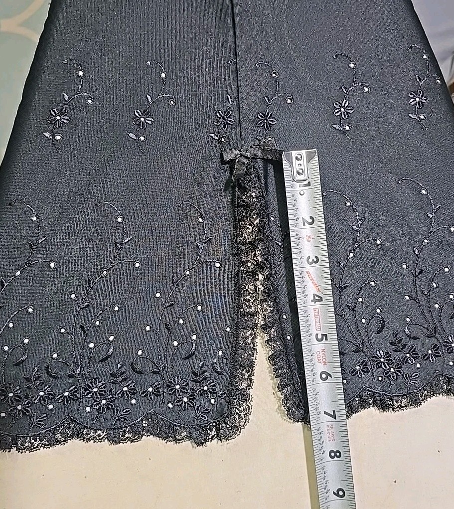 Vintage Half Slip Eyelet Lace & Embroidery Dual Slit, Waist 28″-34″ Length 26″