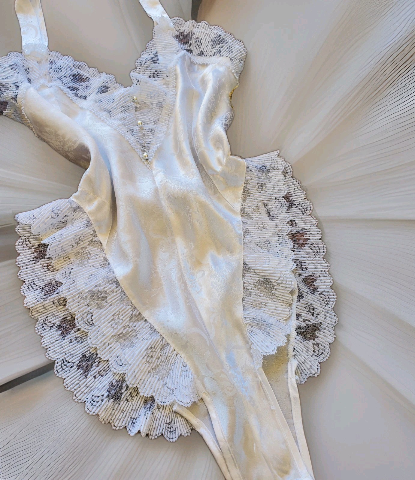 STUNNiNG VTG LAUREN ALEXANDRA WHiTE SATiN BOW PRiNT LiNGERiE TEDDY BODYSUiT