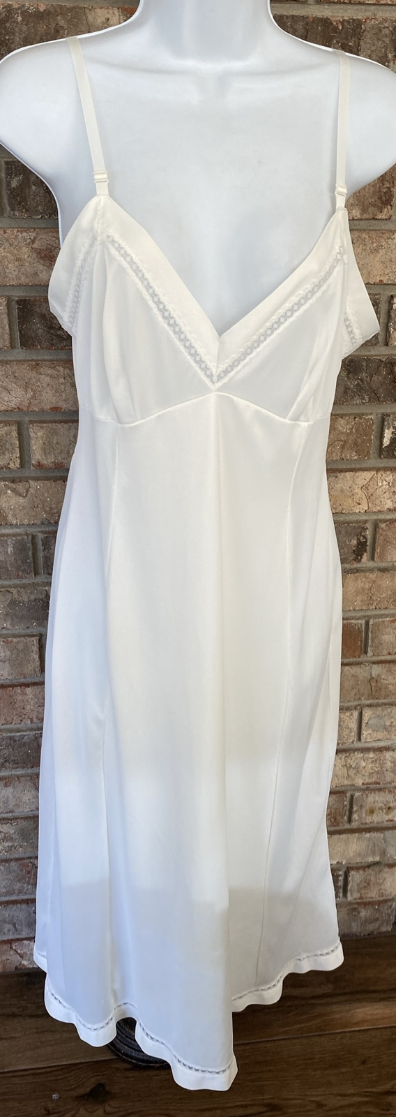 Vintage Dixie Belle Women’s White Nylon Full Slip Size 36 Tall – 36T SHIPS FREE