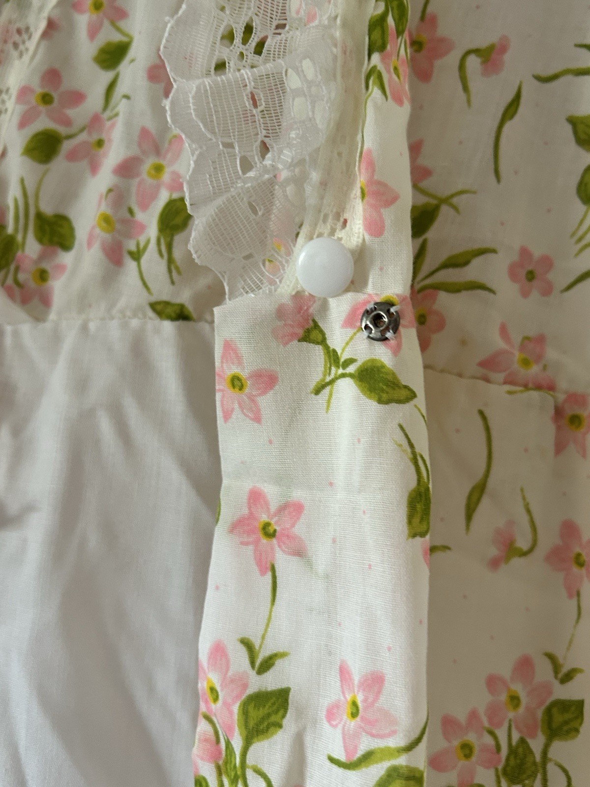 vintage peignoir – White Percale W Pink Floral & Lace Eyelet Empire – Large