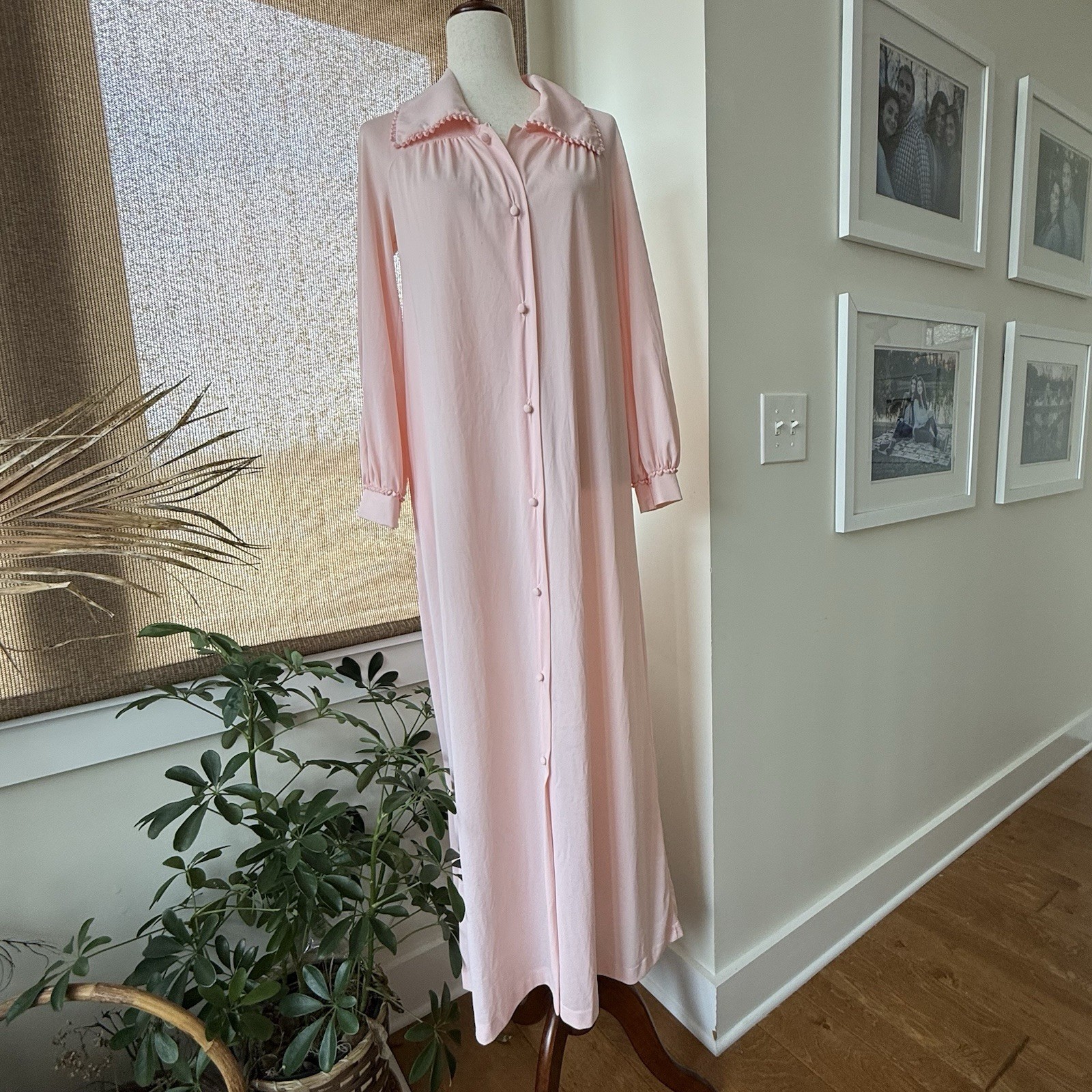 Vintage Gossard Loungewear Nightgown Women’s Small Pink Silky Long Sleeve Loop