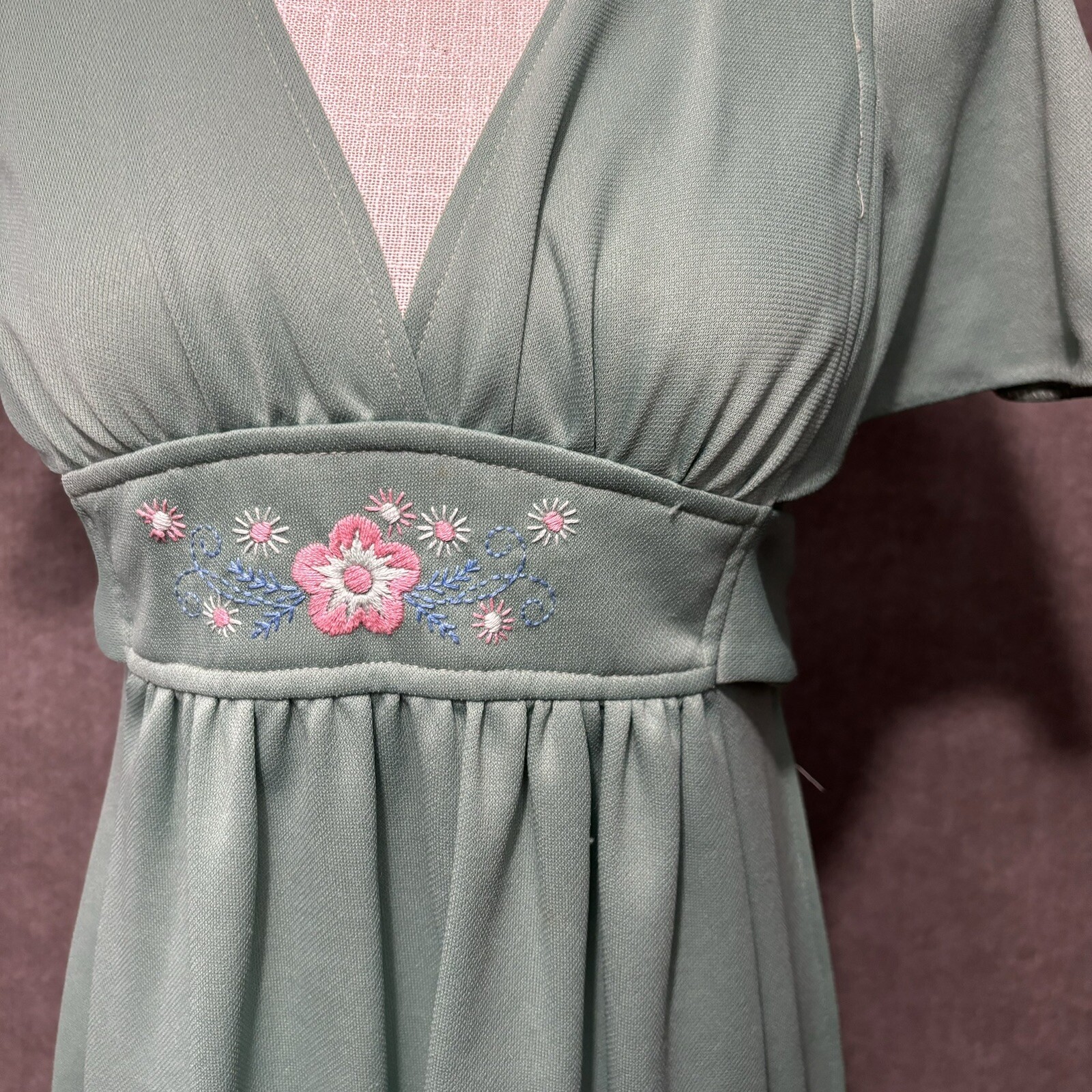Vintage 70s Dress Sz 7 Marilyn Monroe Embroidered Green Flutter Sleeve Tie Scarf