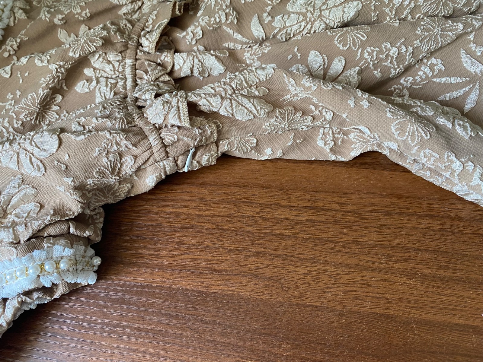 Vintage „Renaissance” Long Gown Floral Design Tan White Med